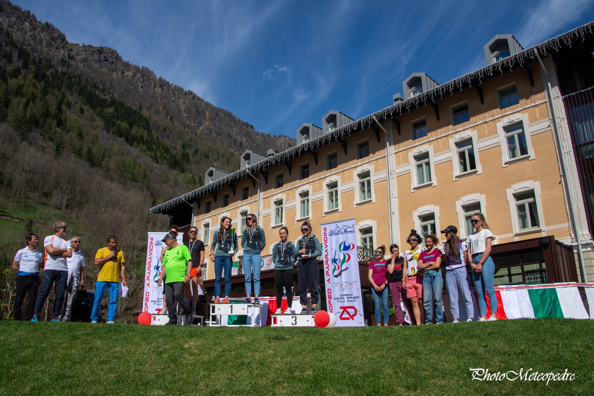 Al momento stai visualizzando Successo e adrenalina al Trofeo Parravicini 2024 di Sci Alpinismo: Hotel Villa Carona ospita la premiazione