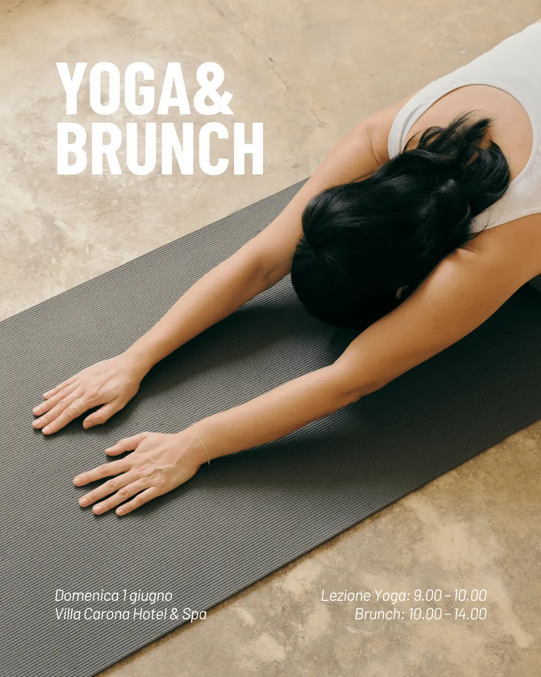 Partecipante alla lezione di yoga durante l’evento Yoga & Brunch a Villa Carona Hotel & Spa, con tappetino e ambiente rilassante.