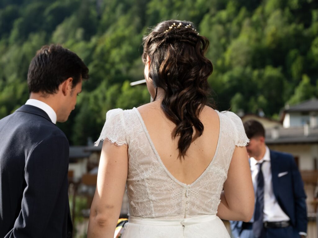 Coppia di sposi durante un matrimonio all’aperto a Villa Carona Hotel & Spa