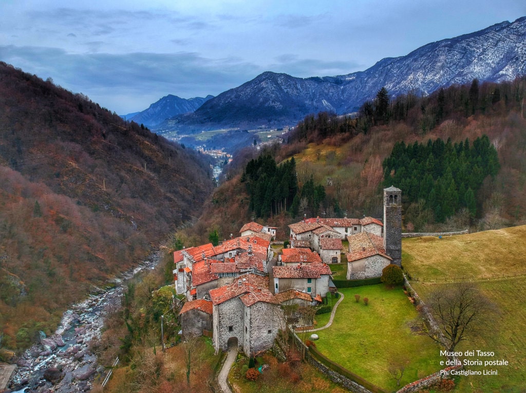 Panorama del borgo medievale Cornello dei Tasso, tra il fiume Brembo e le montagne della Val Brembana