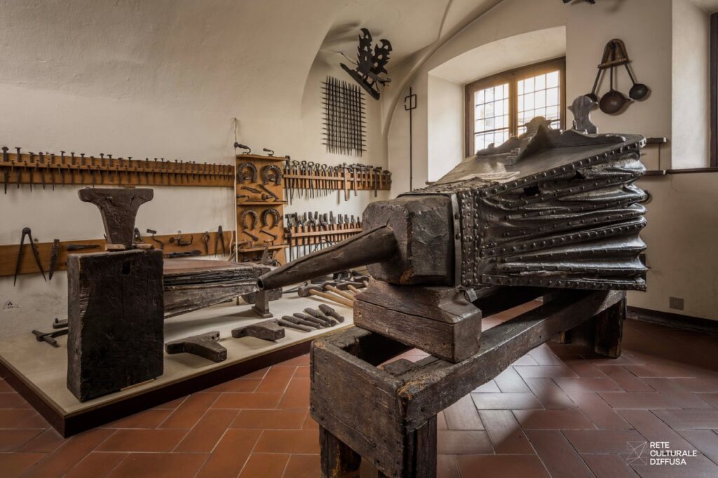 Sala espositiva con strumenti artigianali tradizionali al Museo della Valle di Zogno