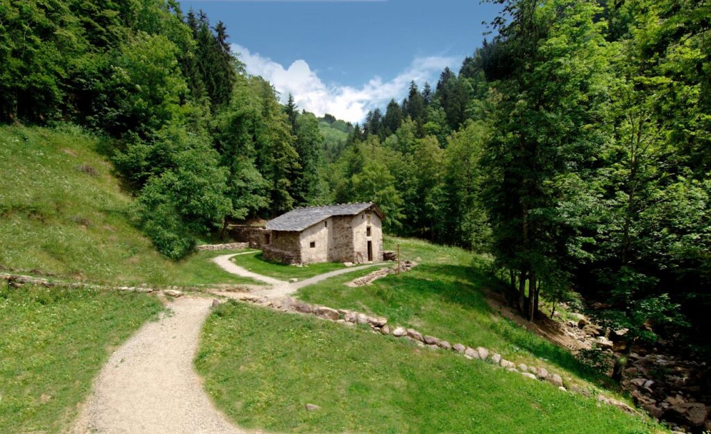 Antico mulino in pietra del Seicento circondato dal bosco, oggi bene FAI in Val Brembana