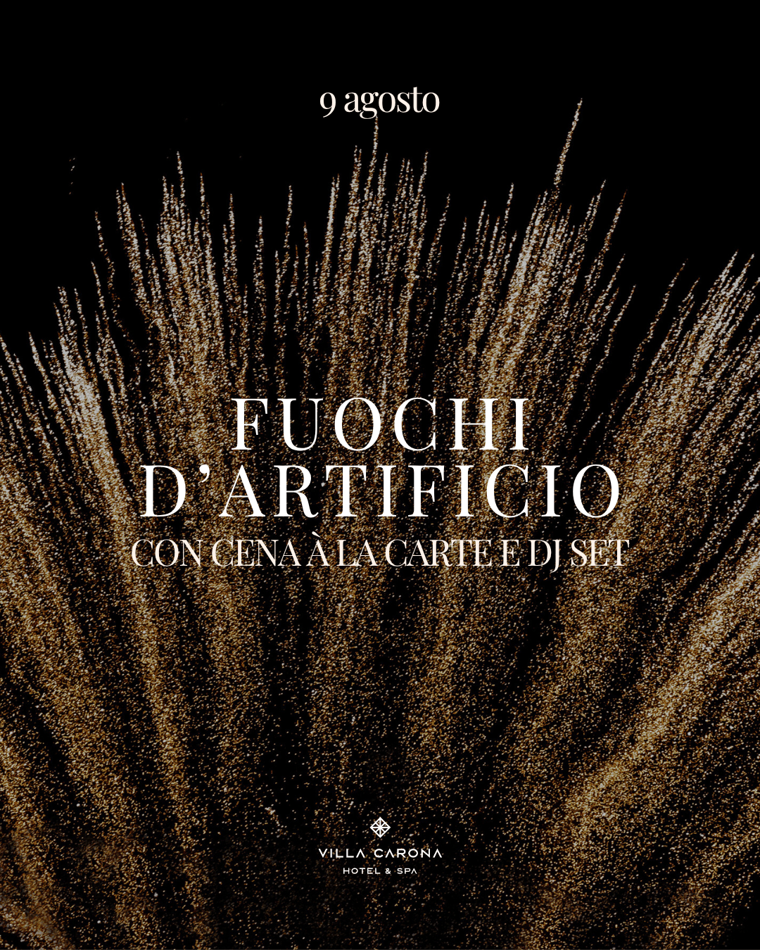 Grafica dell’evento “Fuochi d’artificio con cena e DJ set” del 9 agosto a Villa Carona Hotel & Spa, con scritta bianca su sfondo di scintille dorate.