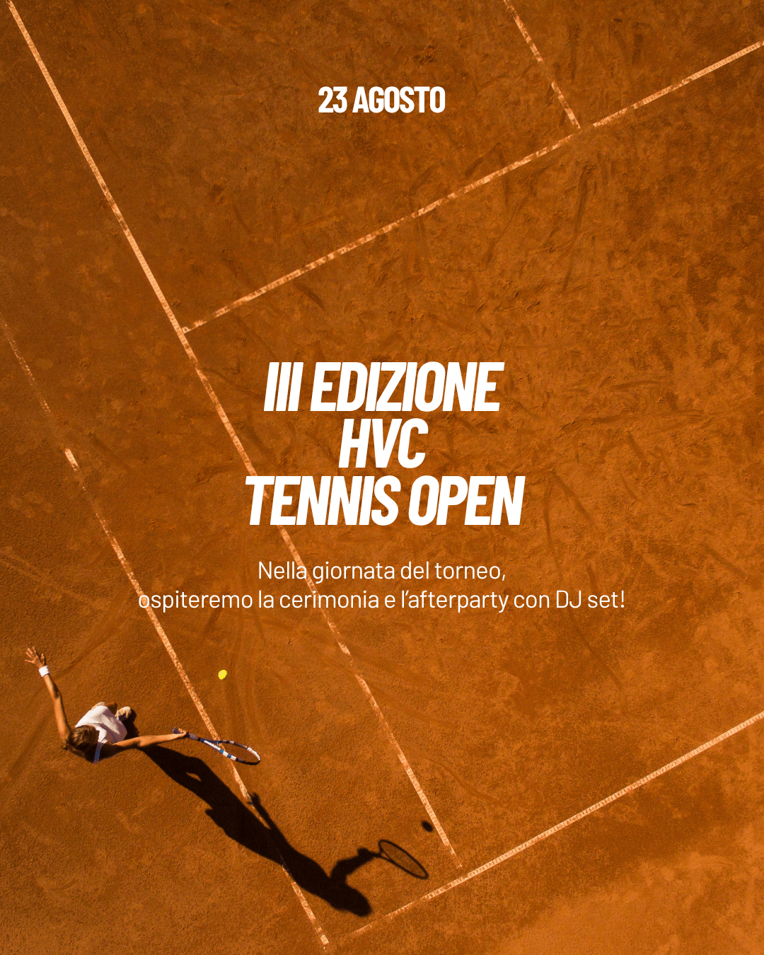 Campo da tennis in terra rossa visto dall’alto con un giocatore in azione, promozione dell’HVC Tennis Open a Carona con cerimonia e afterparty con DJ set.