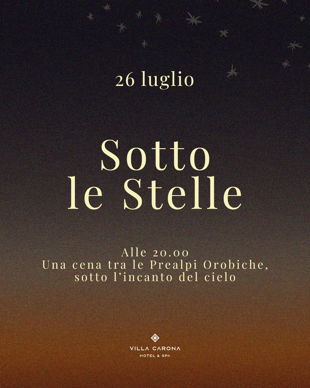 Locandina evento “Sotto le Stelle” del 26 luglio a Villa Carona Hotel & Spa: cena all’aperto tra le Prealpi Orobiche, sotto il cielo stellato.